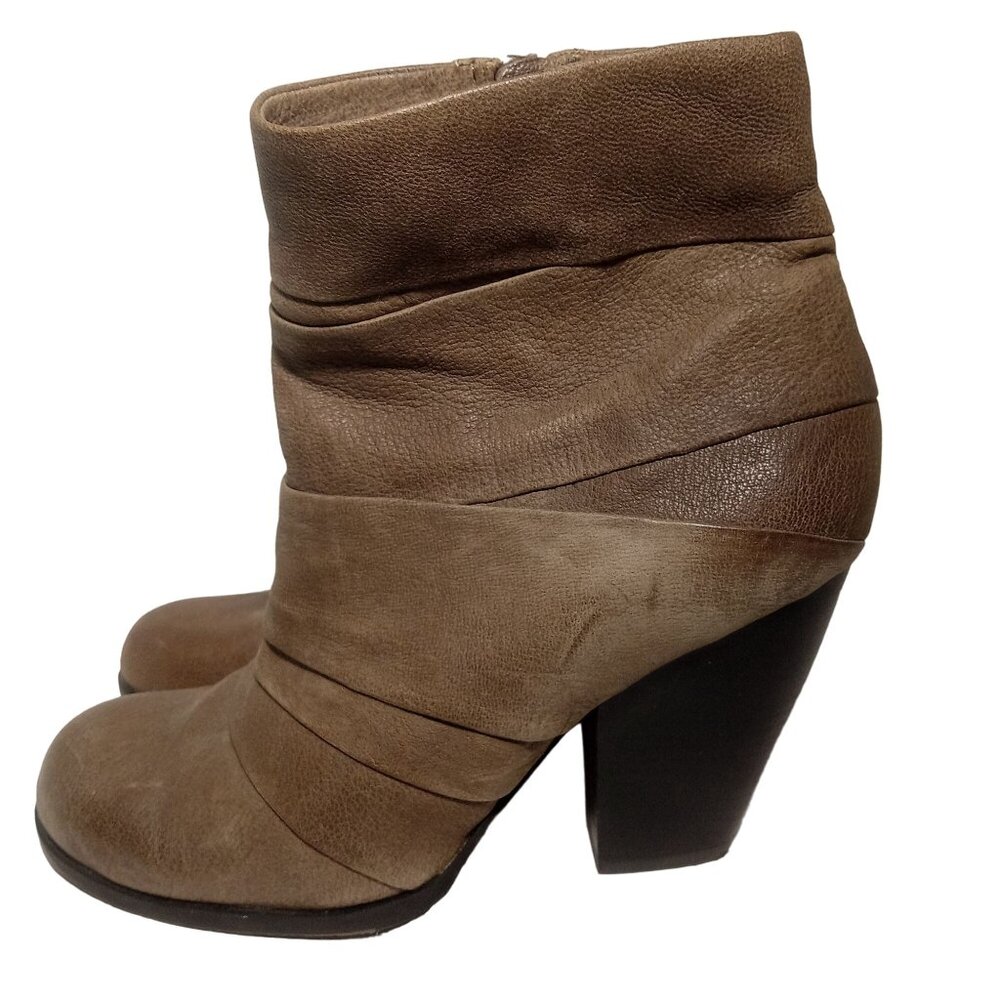 Vince Camuto Belta Ankle Boots Taupe Brown Sz 8.5 Stacked Heel Zipper Pleated - Picture 4 of 16